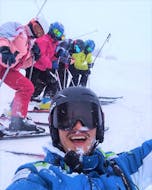 Un gruppo di partecipanti sta sorridendo alla telecamera con un maestro privato di sci durante una delle Lezioni private di sci per bambini - Con esperienza organizzate dalla Scuola di Sci Tre Nevi Ovindoli nel comprensorio sciistico di Ovindoli.