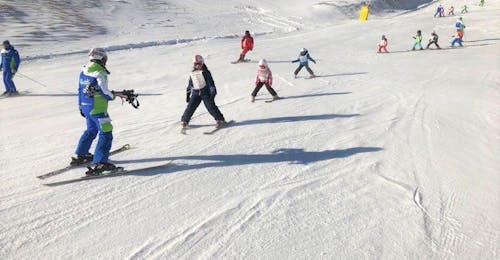 Clases de esquí para niños a partir de 5 años para principiantes con Scuola di Sci Tre Nevi Ovindoli Clases de esquí para niños a partir de 5 años para principiantes con Scuola di Sci Tre Nevi Ovindoli.