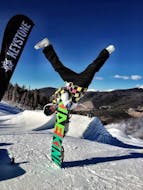 Uno snowboarder esperto si sta divertendo con la sua tavola durante una delle Lezioni di snowboard per bambini e adulti - Con esperienza organizzate dalla Scuola di Sci Tre Nevi Ovindoli nel comprensorio sciistico di Ovindoli sul Monte Magnola.