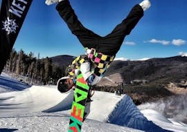 Uno snowboarder esperto si sta divertendo con la sua tavola durante una delle Lezioni di snowboard per bambini e adulti - Con esperienza organizzate dalla Scuola di Sci Tre Nevi Ovindoli nel comprensorio sciistico di Ovindoli sul Monte Magnola.