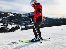 A skier is getting ready at the top of the slope for their Private Ski Lessons for Adults - All Levels with the ski school Evolution 2 Super Besse.