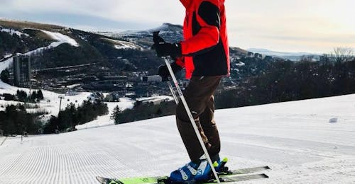 Cours particulier de ski Adultes pour Tous niveaux avec École de ski Evolution 2 Super Besse Un skieur se prépare en haut de la piste pour son Cours particulier de ski pour Adultes - Tous niveaux avec l'école de ski Evolution 2 Super Besse.