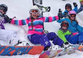 Un groupe d'enfants s'amusant pendant leurs cours de snowboard "Young Boarder Zone" (7-14 ans) avec BOARD.AT.
