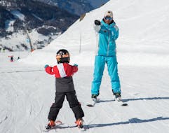 A ski instructor from the ski school ESI Snow Diam's is showing a young skiers the basics of skiing during a Private Ski Lessons for Kids - Notre-Dame de Bellecombe.