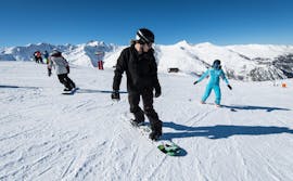 Un snowboardeur suit les instructions de son moniteur de snowboard de l'école de ski ESI Snow Diam's pendant son Cours particulier de snowboard - Notre-Dame de Bellecombe.