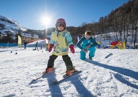 A young skier is learning how to ski in the safety of a snowgarden during their Private Ski Lessons for Kids - Praz sur Arly & Flumet with the ski school ESI Snow Diam's.