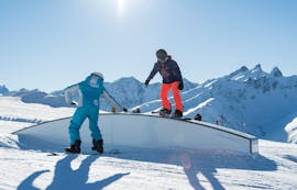 Un snowboardeur apprend des figures sous la supervision d'un moniteur de snowboard de l'école de ski ESI Snow Diam's pendant son Cours particulier de snowboard - Crest-Voland.