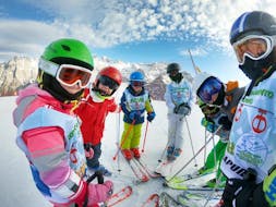 Een groep jonge skiërs staat klaar om de pistes onder de knie te krijgen tijdens een van de skilessen voor kinderen (6-13 jaar) - alle niveaus georganiseerd door de skischool Scuola di Sci Pinzolo in het skigebied Val Rendena.