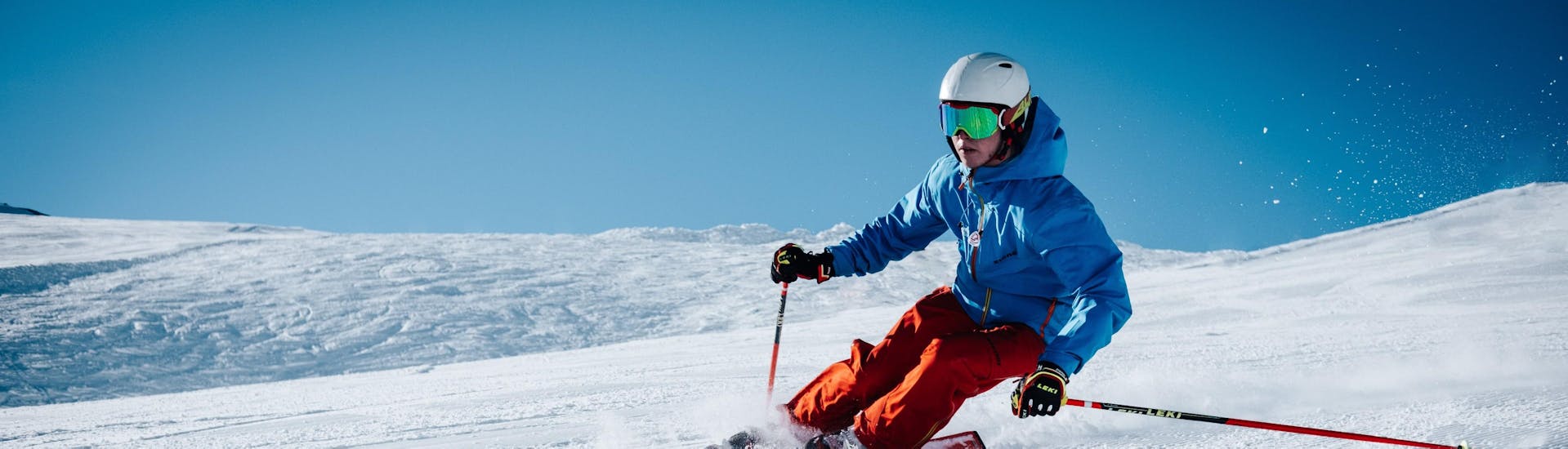 A skier is skiing down a slope with confidence thanks to his Private Ski Lessons for Adults - All Levels with the swiss ski school Charmey.
