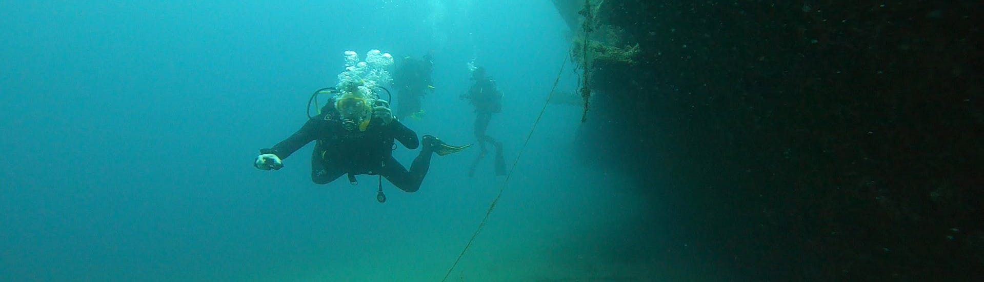 Diver on the PADI advanced open water diver course in Nea Makri hosted by Kanelakis Diving Experiences - Dimitris Kanelakis.