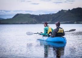 Two participants of the Kayak Rotorua - Twilight Glow Worm Tour are paddling on the Lake Okareka during the activity organized by Paddle Board Rotorua.