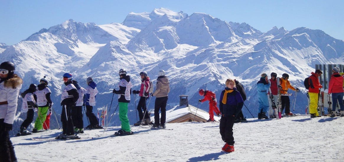 Uitzicht op de top van het gondelstation waar de kinderskilessen (4-12 jaar) - hoogseizoen - met ervaring met de Zwitserse skischool La Tzoumaz beginnen.