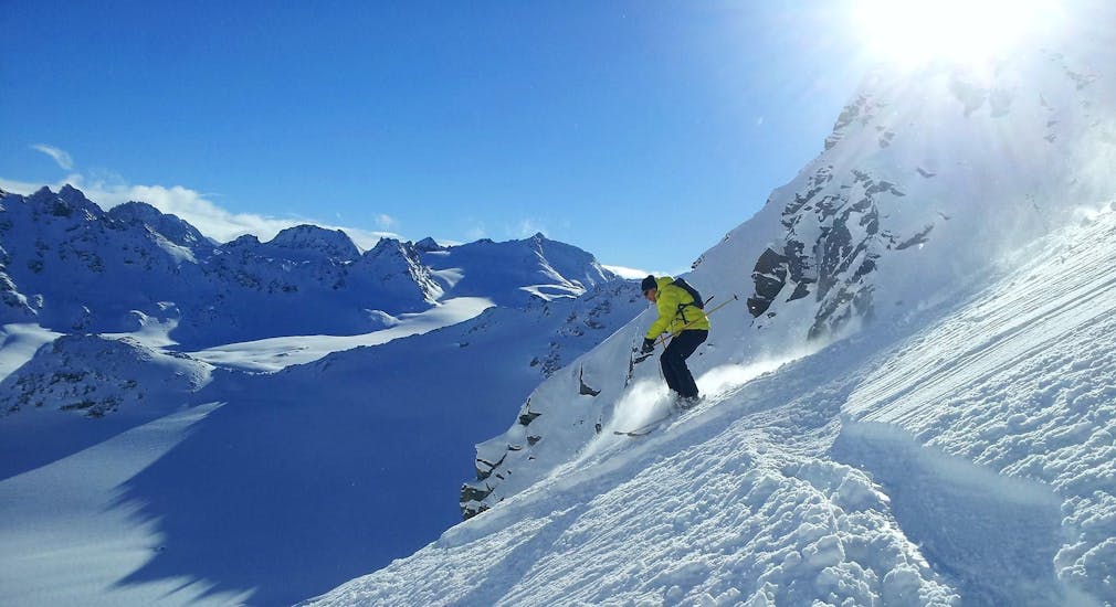 Uno sciatore scende con sicurezza lungo una pista durante le sue lezioni private di sci per adulti - tutti i livelli con la Swiss Ski School La Tzoumaz.