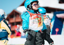 Ein Kind macht seine ersten Schritte auf den Skiern während einer Piou-Piou-Skistunde mit dem ESF Val Thorens. 