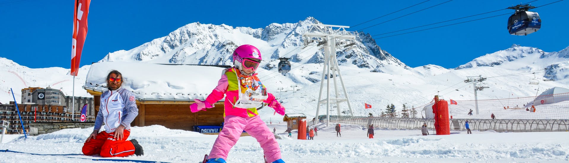 Une petite fille vit ses premières sensations de glisse lors d'un cours de ski pour enfant "piou-piou" avec ESF Val Thorens. 