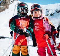 Deux enfants apprennent à skier pendant leur Cours de ski pour Enfants "Sifflote" (4 ans) avec ESF Val Thorens.