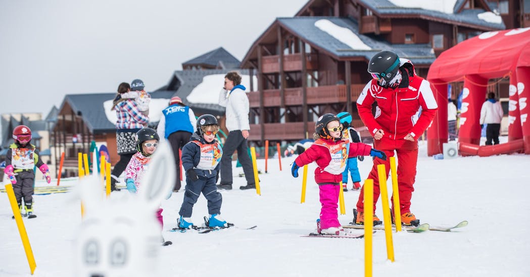 Eine Gruppe von Kindern während einer "Sifflote" Kinder-Skistunde mit dem ESF Val Thorens. 