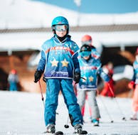 Un niño esquía con confianza gracias a sus clases de esquí para niños (5-12 años) para todos los niveles, con ESF Val Thorens.