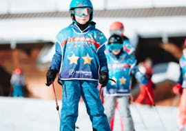 Un enfant skie en toute confiance grâce à ses Cours de ski pour Enfants (5-12 ans)  avec ESF Val Thorens.