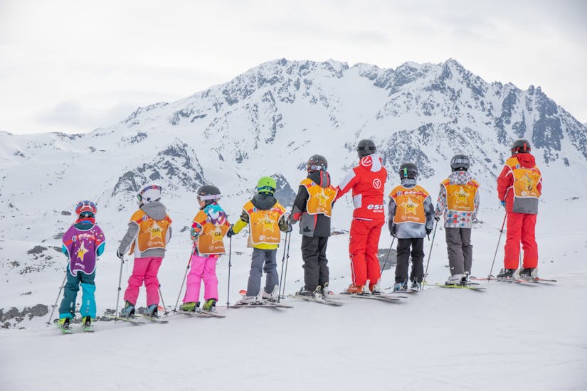 Eine Gruppe junger Skifahrer nimmt an einem Kinder-Skikurs der ESF Val Thorens teil. 