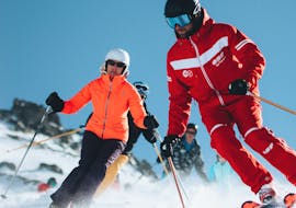 Los esquiadores siguen a su instructor por la pista durante sus clases de esquí para adultos (a partir de 13 años), para todos los niveles, con ESF Val Thorens.