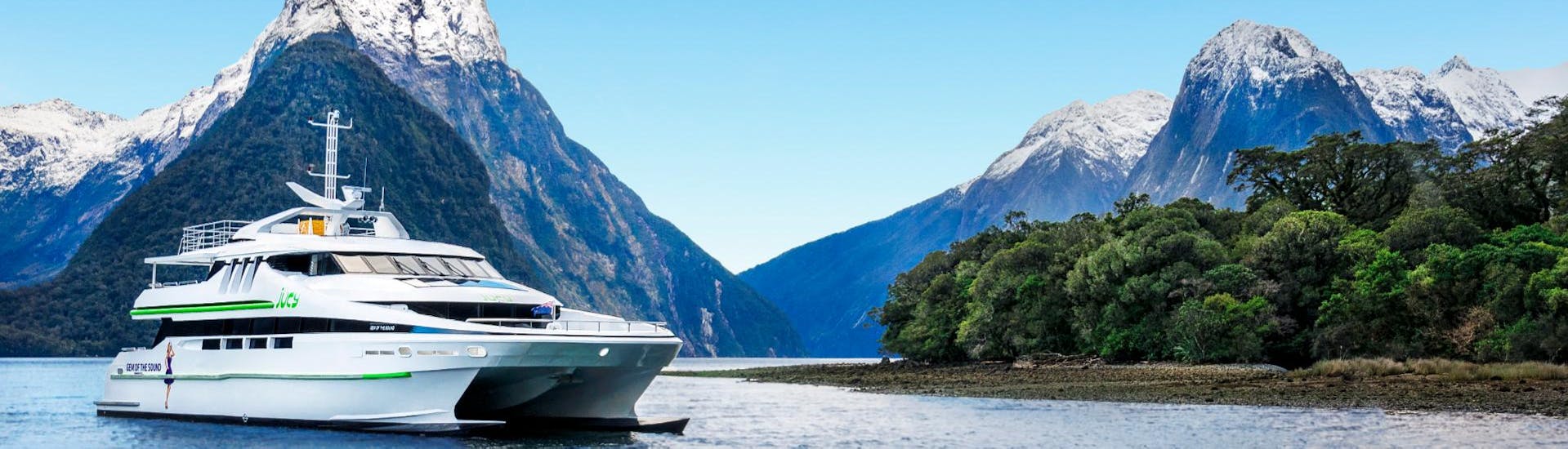 During the Milford Sound Cruise "Premium" - Summer, people aboard the superb catamaran from Jucy Cruise are enjoying the spectacular views. 