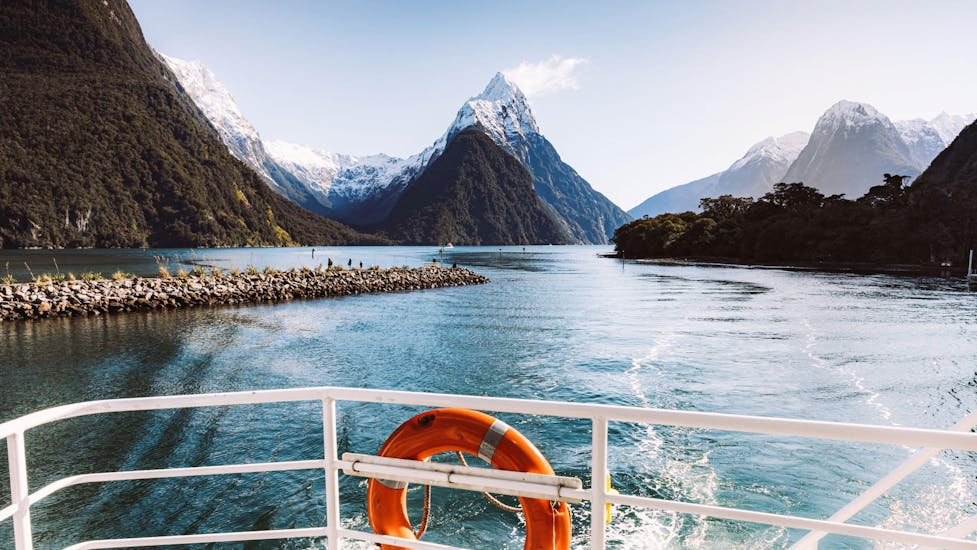 Durign the Flying Tour with Milford Sound Cruise - From Queenstown, a catamaran from Jucy Cruise is leaving the stunning mountainous landscape behind. 