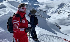 Een skileraar van de Zwitserse skischool La Tzoumaz skiet in de verse poedersneeuw tijdens privé off-piste skilessen - alle niveaus.