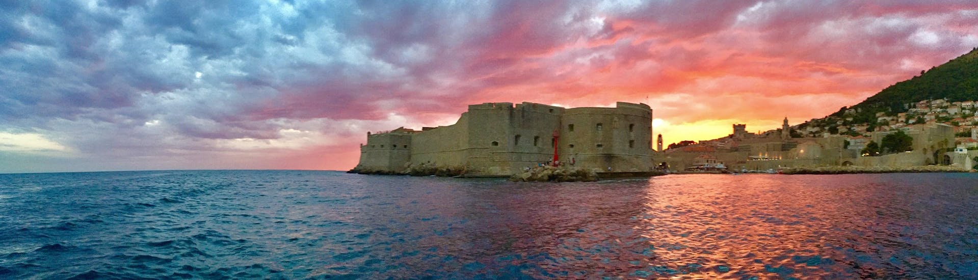 Touristen haben einen atemberaubenden Blick auf eine Festung während der Tour Private Bootstour (4pax) zu den Elaphiten -Fun & Schnorcheln, organisiert von Explore Dubrovnik by Boat.
