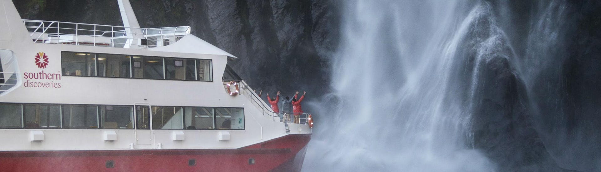 Paseo en barco de Te Anau a Milford Sound Fjord con avistamiento de fauna.