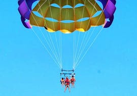 Un père et ses enfants planent au-dessus de la magnifique côte d'Albufeira lors de leur sortie en parachute ascensionnel à Albufeira avec Dream Wave.