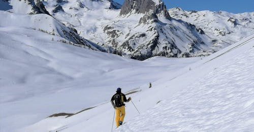 Freeridetocht met privégids voor Gevorderden met Scuola di Sci Sauze Sportinia Een skileraar van Scuola di Sci Sauze Sportinia skiet van een besneeuwde helling in het skigebied Via Lattea tijdens de cursus Freeridetocht met privégids – Gevorderden.