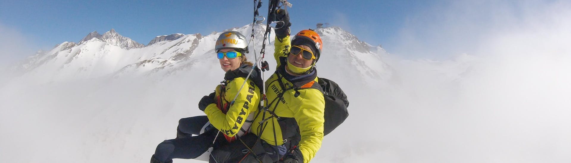 Pilot und Kunde gleiten durch die Luft beim Tandem Paragliding in Zermatt - Panorama mit Paragliding Flybypara