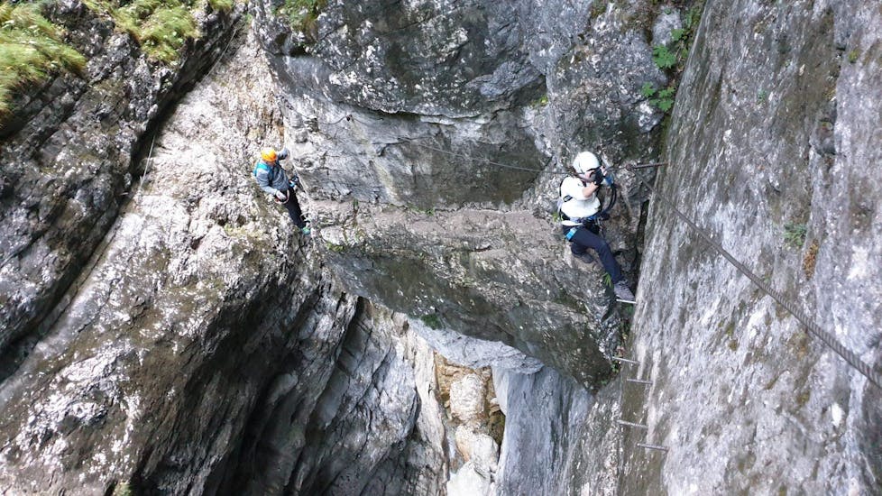 Two people climbing up the steep cliffs of "Gamsleckenwand" on their Via Ferrata Tour for Adventurers with the experienced instructor from Bergführer Salzburg.