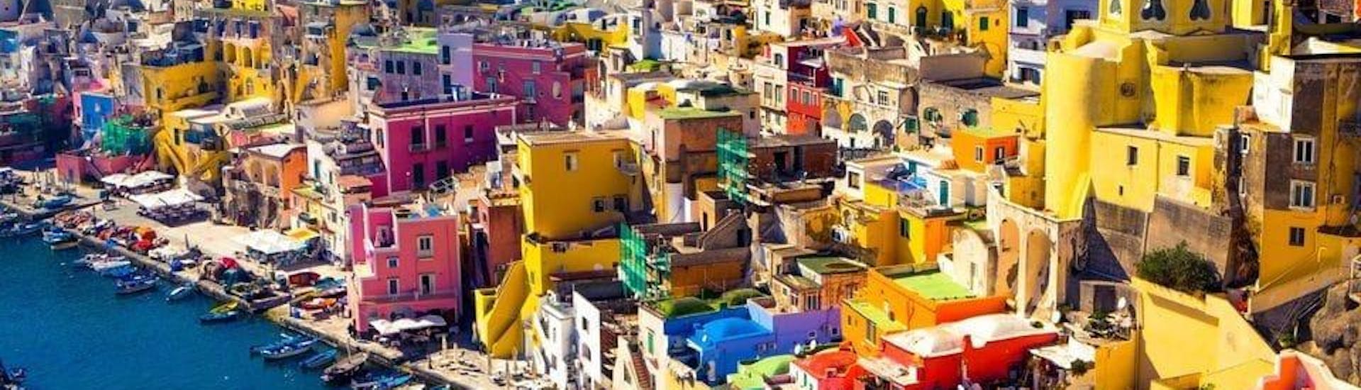 Ces petites maisons colorées peuvent être admirées lors de l'excursion en bateau de Sorrento à Ischia et Procida.