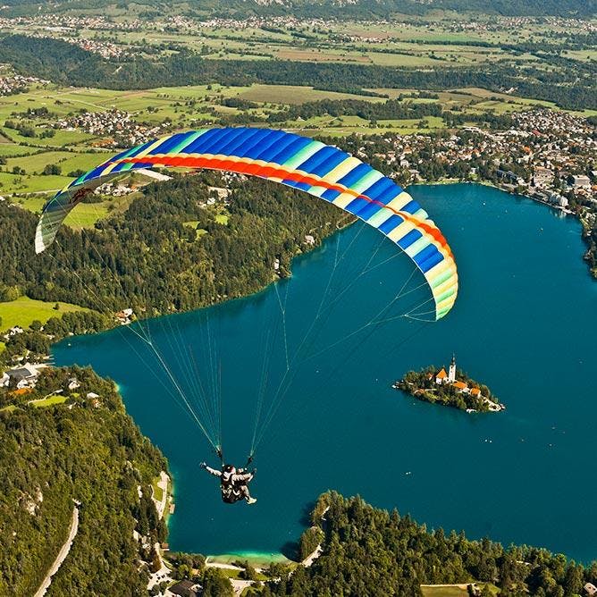 Parapente en tándem sobre el lago Bled con Fun Turist Bled Parapente en tándem sobre el lago Bled con Fun Turist Bled.