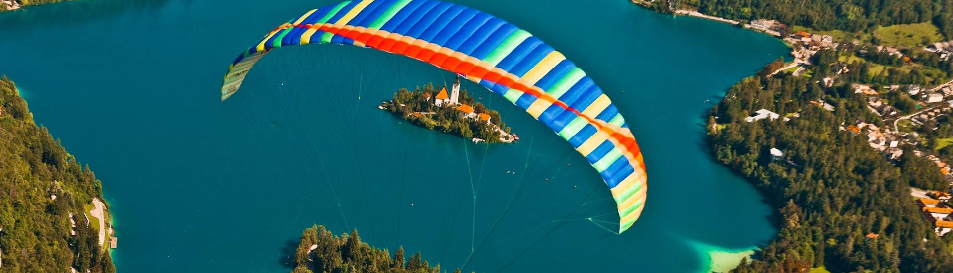 Tandem paragliding boven het meer van Bled.