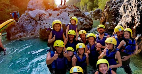 Privates Rafting auf der Soča für Familien & Gruppen mit A2 Rafting Kobarid Eine Gruppe von Familien hat beim Rafting auf der Soča mit A2 Rafting Kobarid Spaß.