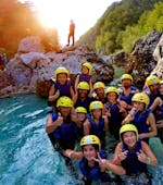 Un groupe de familles s'amusant en faisant du Rafting sur la rivière Soča avec A2 Rafting Kobarid.