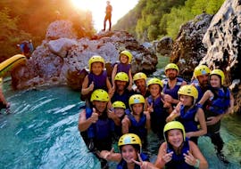 Un groupe de familles s'amusant en faisant du Rafting sur la rivière Soča avec A2 Rafting Kobarid.
