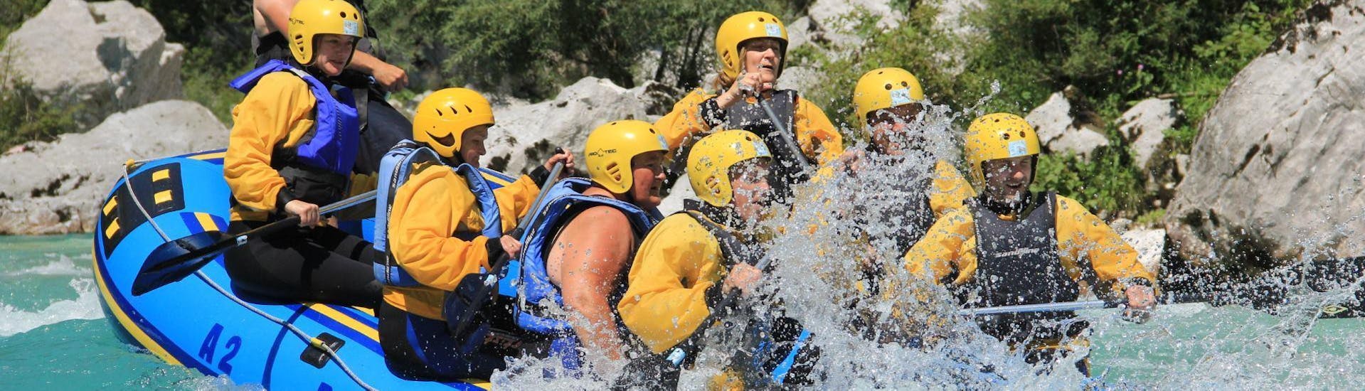 Un grupo de familias se divierte mientras hace Rafting en el río Soča con A2 Rafting Kobarid.