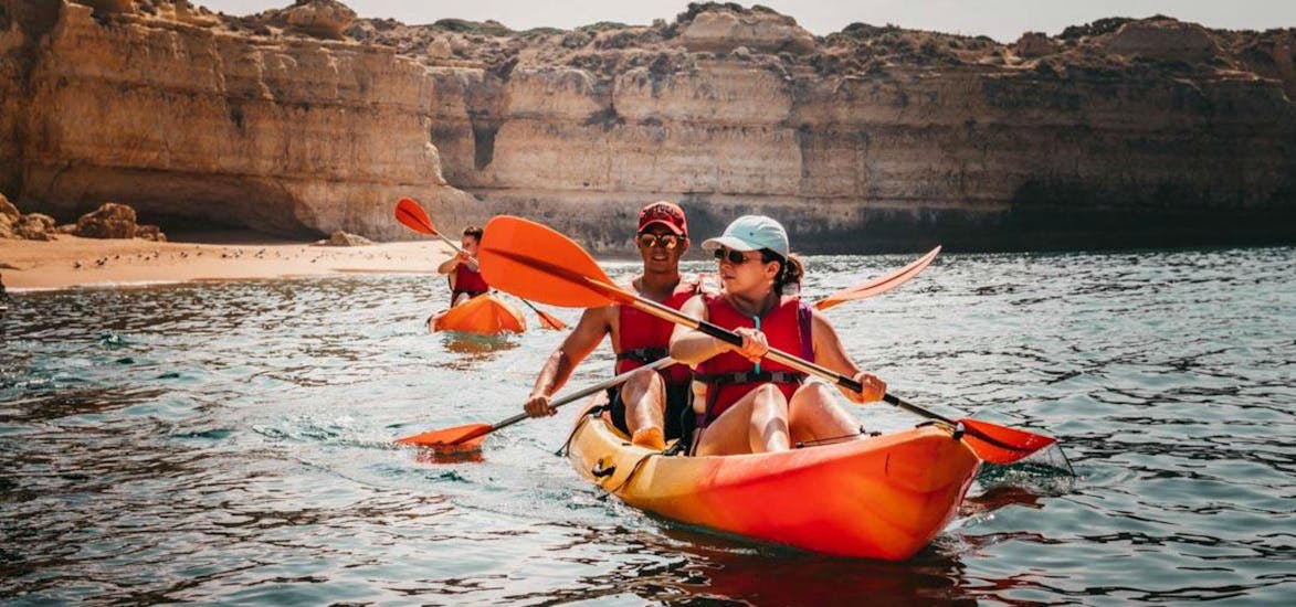 People sitting in their kayaks during the Kayak Tour from Praia do Castelo to the Caves and Cliffs with Albufeira Surf & SUPAlbufeira Surf & SUP.
