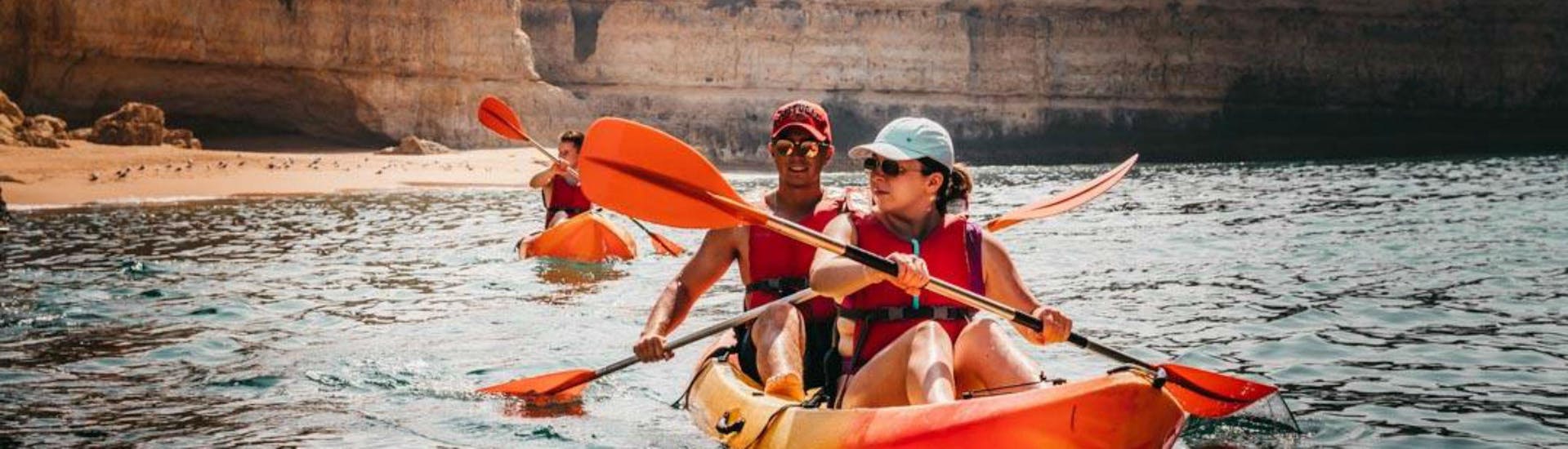 Personas sentadas en sus kayaks durante la excursión en kayak desde Praia do Castelo a las Cuevas y Acantilados con Albufeira Surf & SUPAlbufeira Surf & SUP.