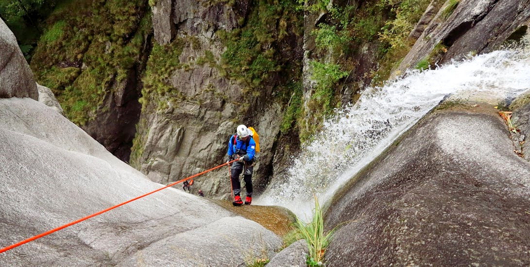 A guy enjoys the canyoning in the Rio Egua with Monterosa Canyoning.