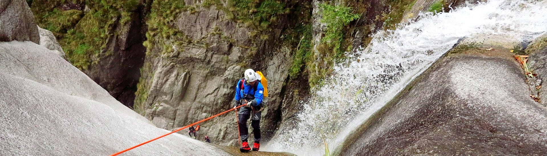 A guy enjoys the canyoning in the Rio Egua with Monterosa Canyoning.