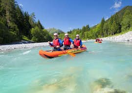 Kanadier-Tour auf dem Lech - Halbtagestour mit FUN RAFTING Lechtal Drei Freunde paddeln bei ihrem Kanadier-Rafting auf dem Lech - Halbtagestour mit Fun Rafting Lechtal den türkisfarbenen Fluss Lech hinunter.