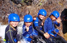 Vier junge Kinder haben beim Familien-Canyoning im Lechtal mit Fun Rafting Lechtal eine Menge Spaß.