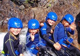 Vier junge Kinder haben beim Familien-Canyoning im Lechtal mit Fun Rafting Lechtal eine Menge Spaß.