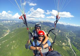 A paragliding pilot from Haut les Mains is doing a Tandem Paragliding from Mont Lachens - Discovery with a participant.