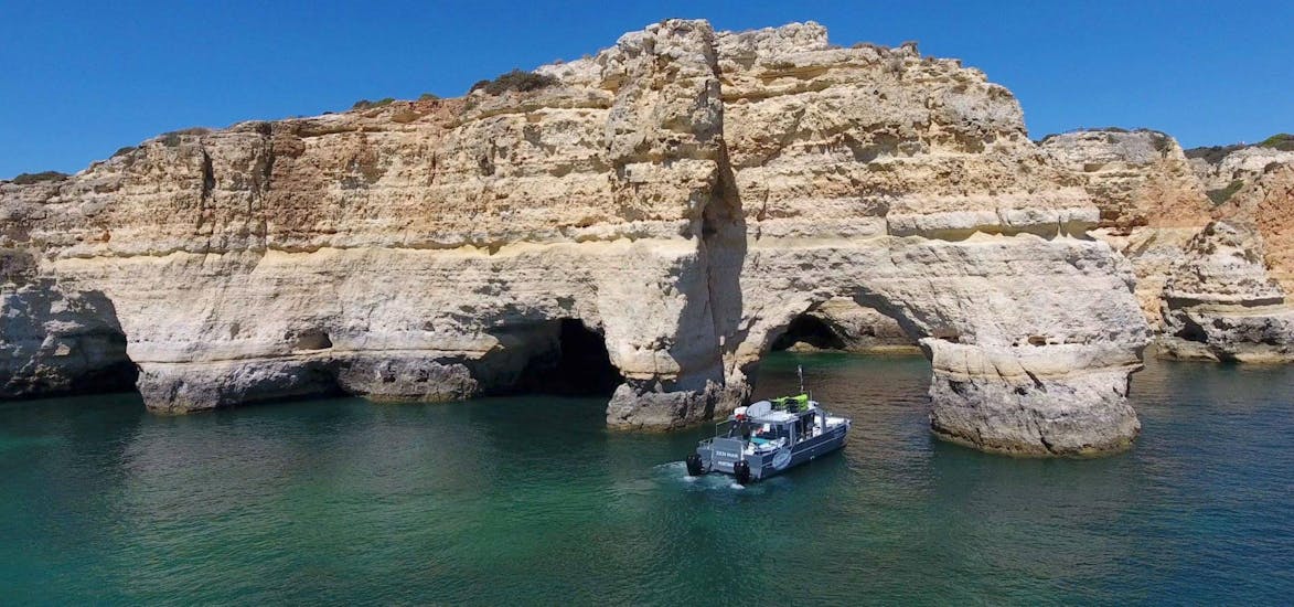 De catamaran van SeaAlgarve Albufeira baant zich een weg langs dramatische rotsformaties aan de kust van de Algarve tijdens de Benagil boottocht met kajak of SUP.